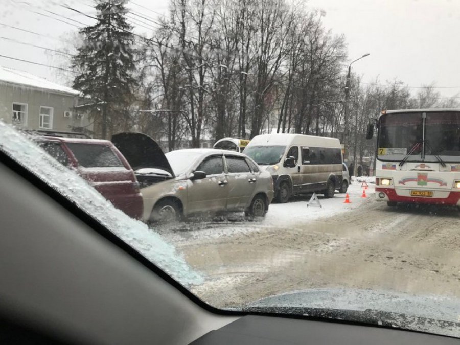 Массовое ДТП из шести машин произошло на улице Красноармейской