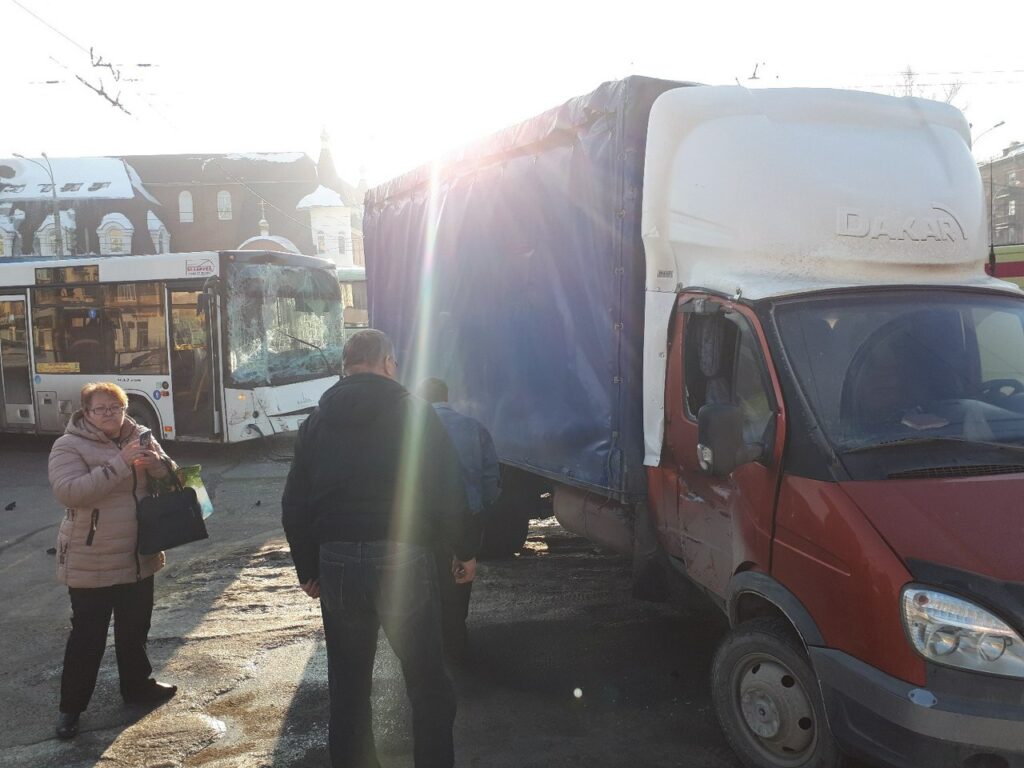 Протаранила пассажирский автобус грузовая «Газель» в Самаре