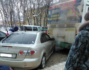 В Великом Новгороде «Мазда» жестко протаранила пассажирский автобус