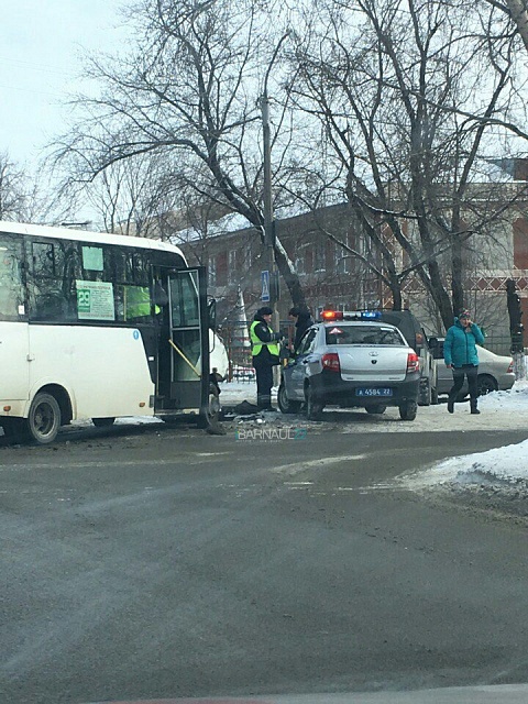 В ДТП с пассажирским автобусом № 29 в Барнауле пострадал мужчина