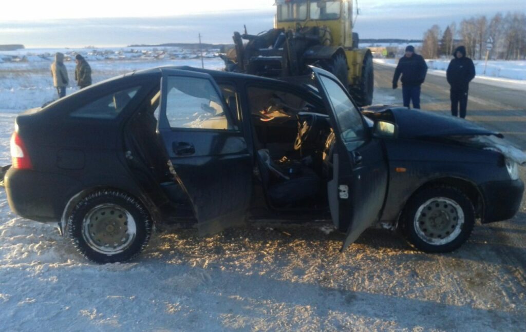 Ночью в Прикамье водитель Lada разбился насмерть о трактор