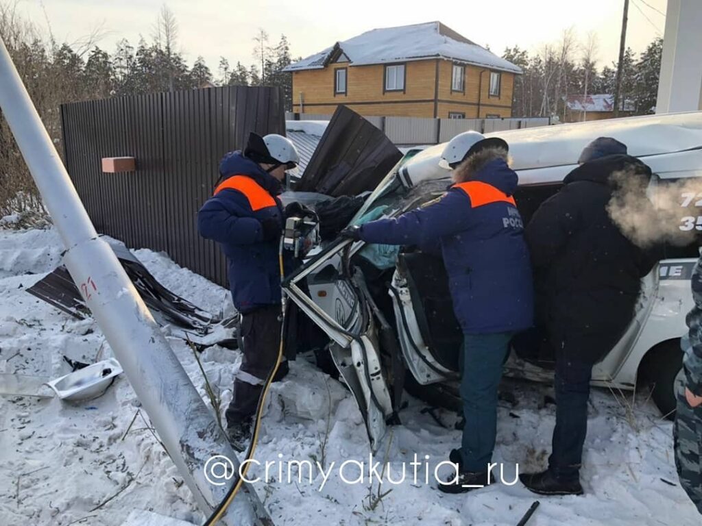 Автомобиль разбился всмятку в Якутске, пострадали двое