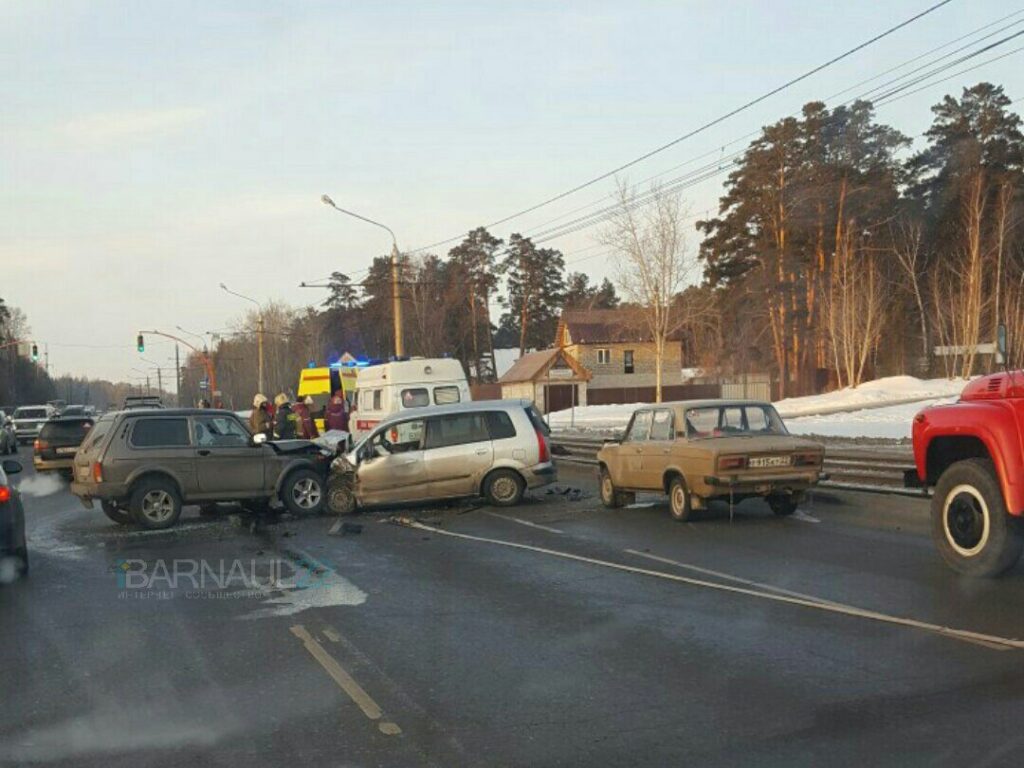 Двое взрослых и ребенок пострадали в ДТП на Змеиногорском тракте в Барнауле