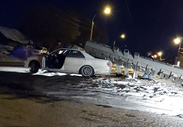 В Воронеже 25-летний водитель снес стелу «Песчаный лог» и попал в больницу