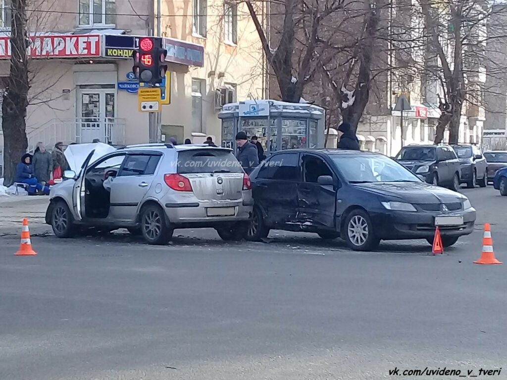 Два автомобиля жестко столкнулись на перекрестке в Твери