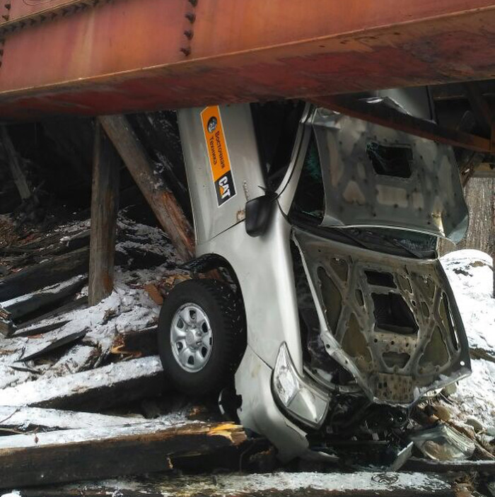 Машина провалилась под мост в Тындинском районе