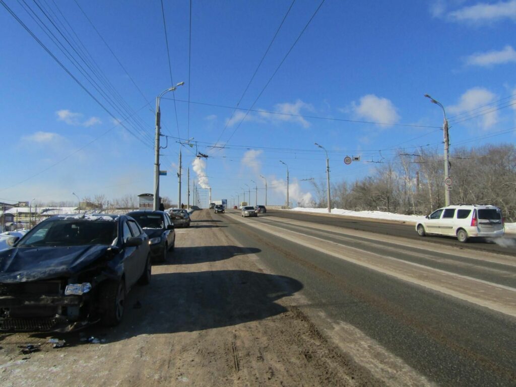 В Ижевске на Новоажимова‍ массовое ДТП - столкнулись пять автомобилей