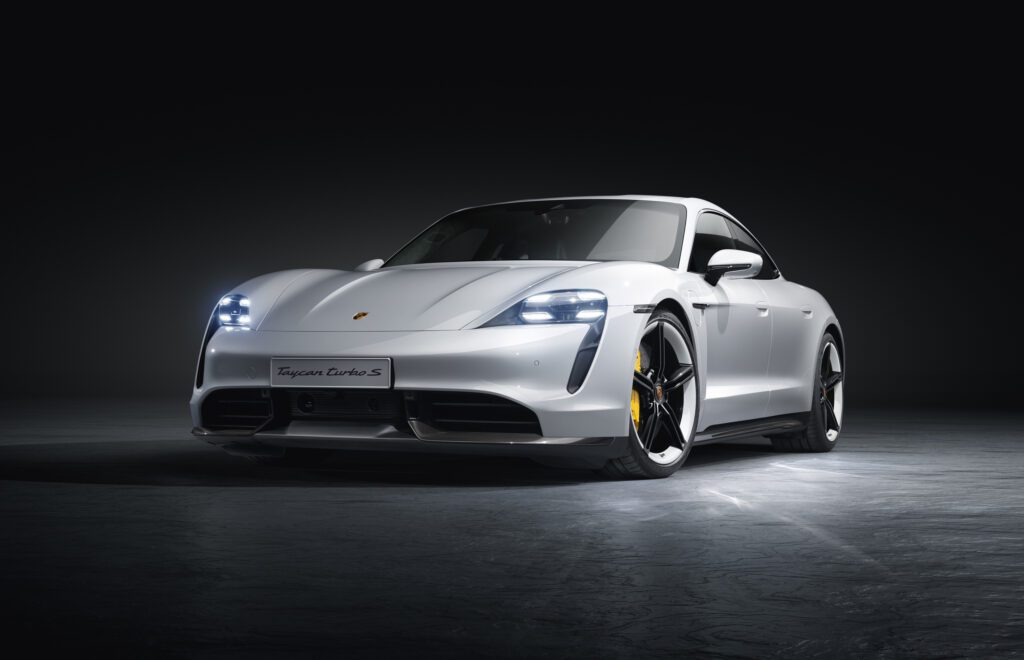 Porsche представил первый электромобиль бренда