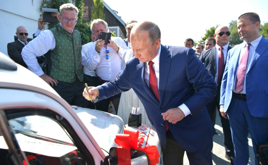 Кабриолет с автографом Путина продан на аукционе за 20 тысяч евро