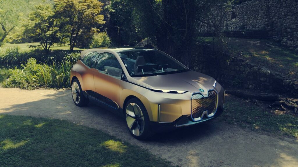 Новые модели BMW получат рулевое колесо странной формы