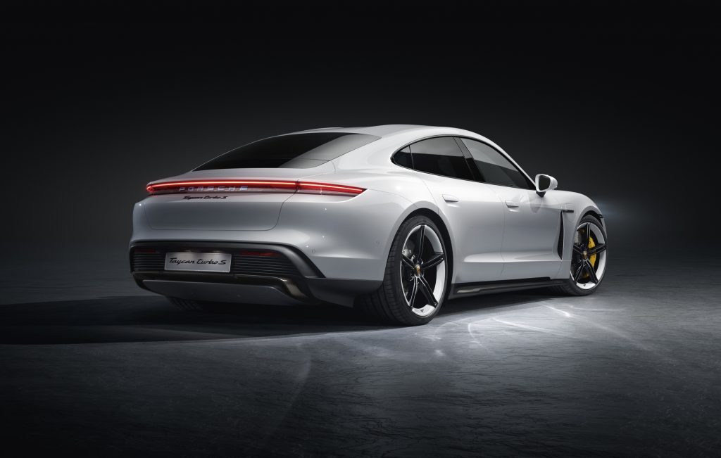 Названа дата начала производства нового электрокара Porsche Taycan