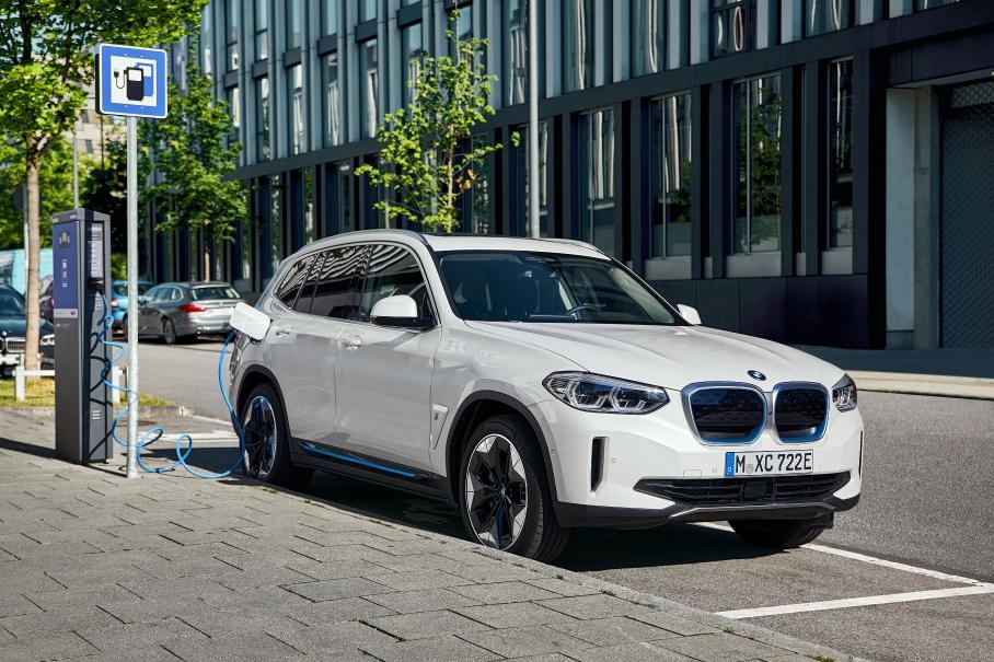 BMW презентовала новый электрический кроссовер iX3