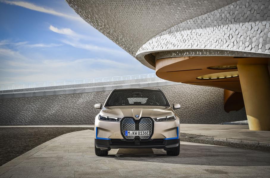 BMW официально представила новый флагманский электромобиль