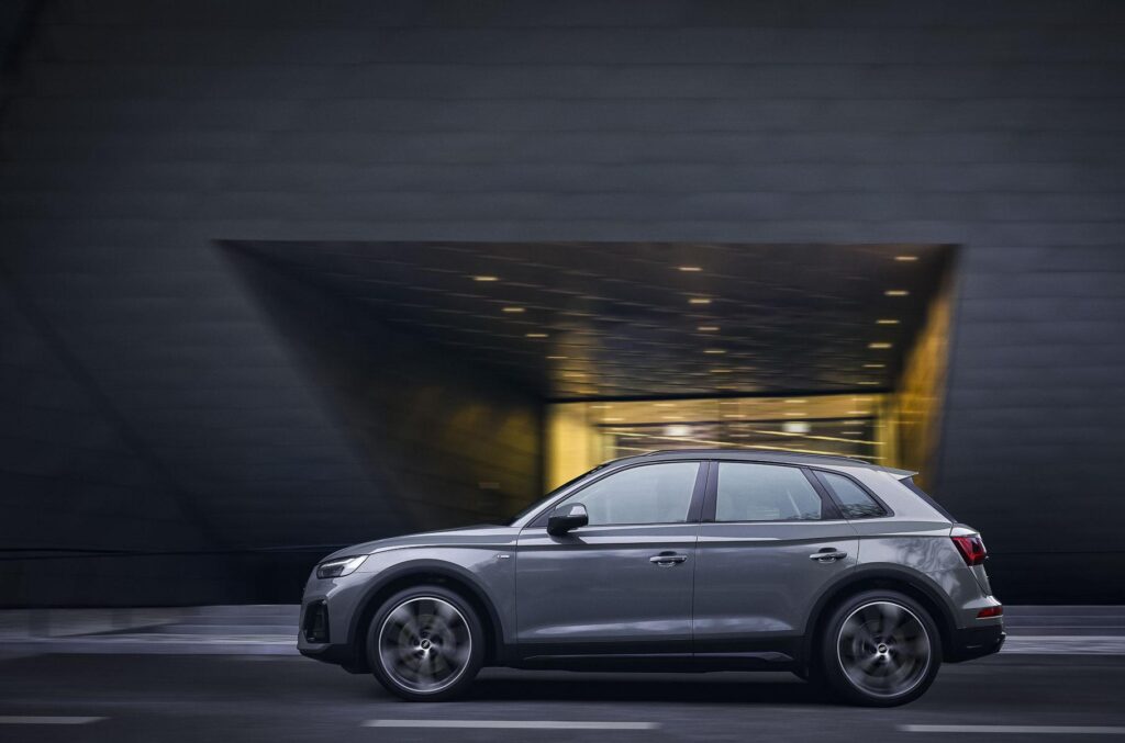 AUDI запустила продажи обновлённых кроссоверов Audi Q5 и Audi SQ5 в РФ