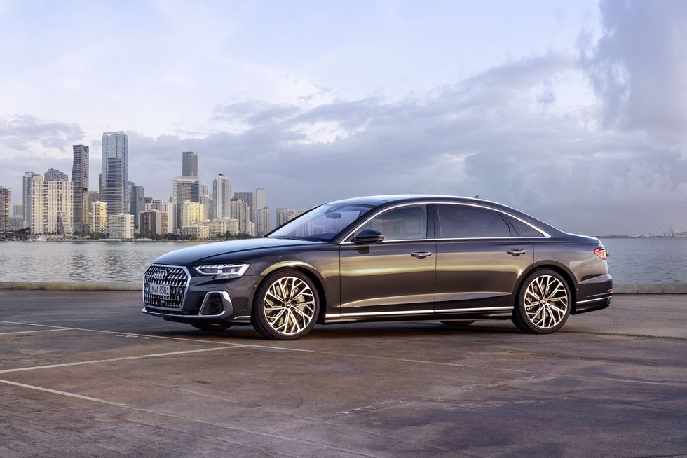 Компания Audi представила обновлённый седан Audi A8 2022 модельного года
