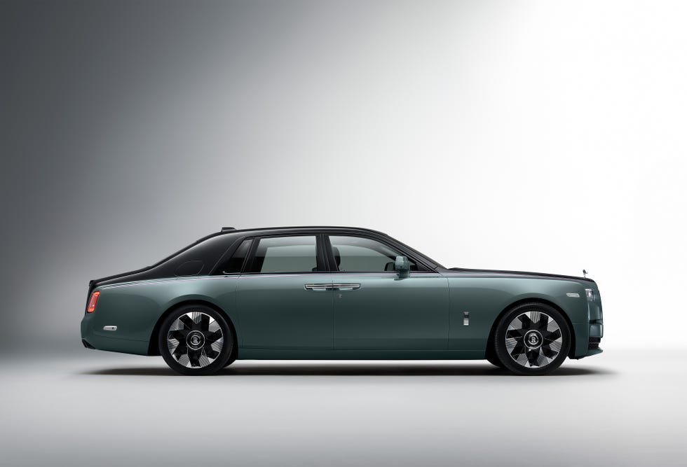 Компания Rolls-Royce слегка обновила ультра-роскошный седан Phantom
