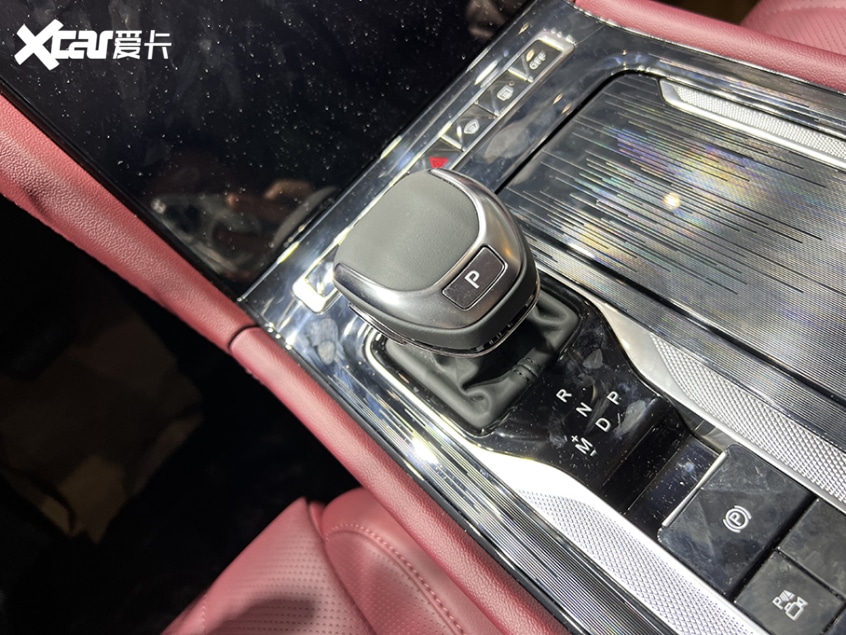 Компания HONGQI представила в КНР представительский седан HONGQI H5 нового поколения