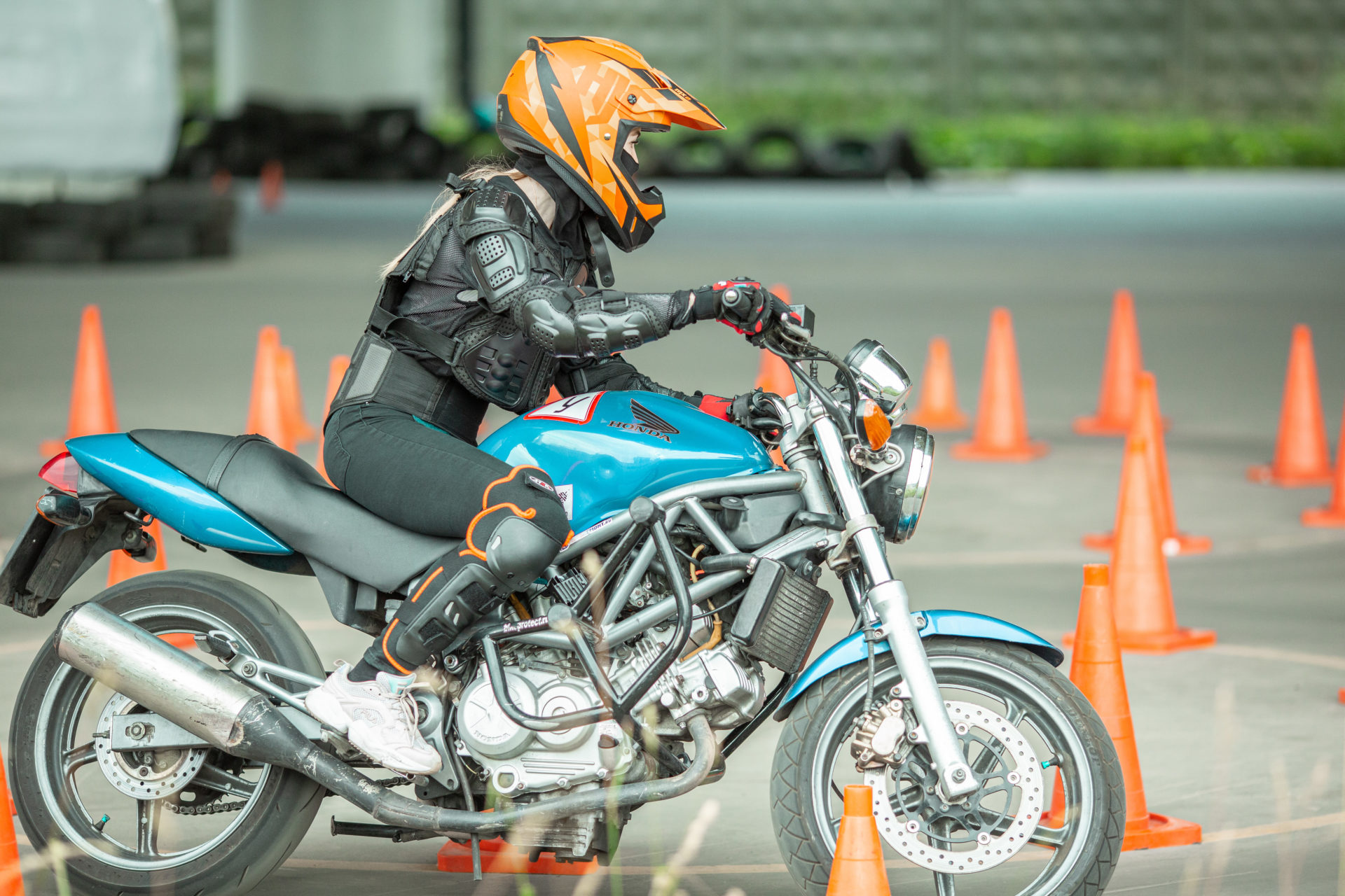 Обучение девушки езде на мотоцикле: с чего начать?