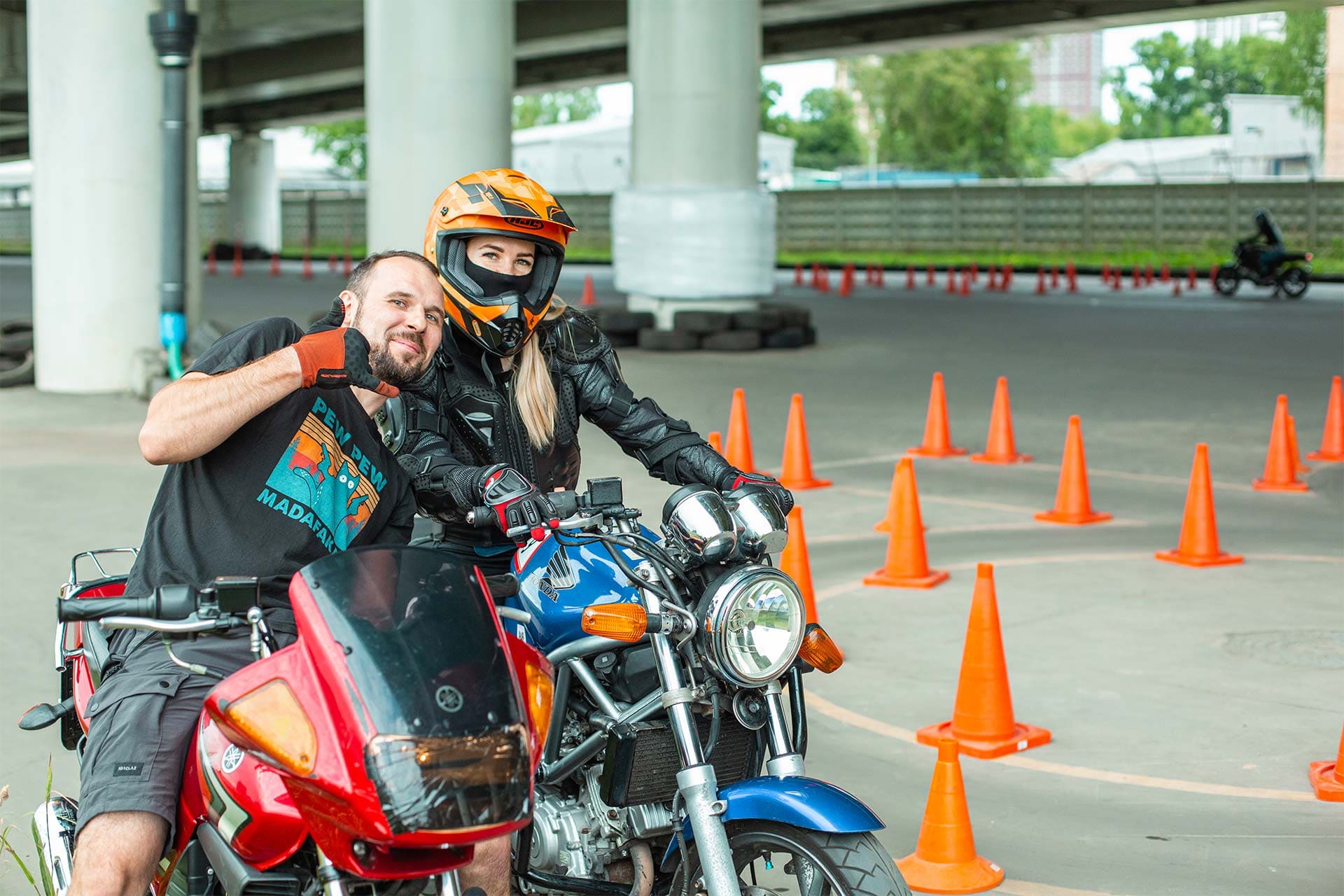 Обучение девушки езде на мотоцикле: с чего начать?