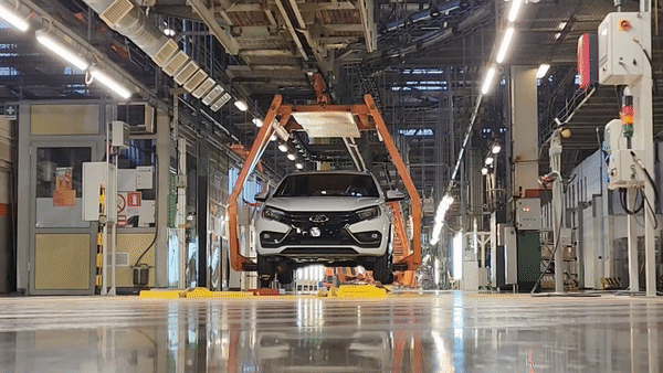На заводе в Тольятти автоконцерн АВТОВАЗ собрал первую тестовую автомашину LADA Vesta NG