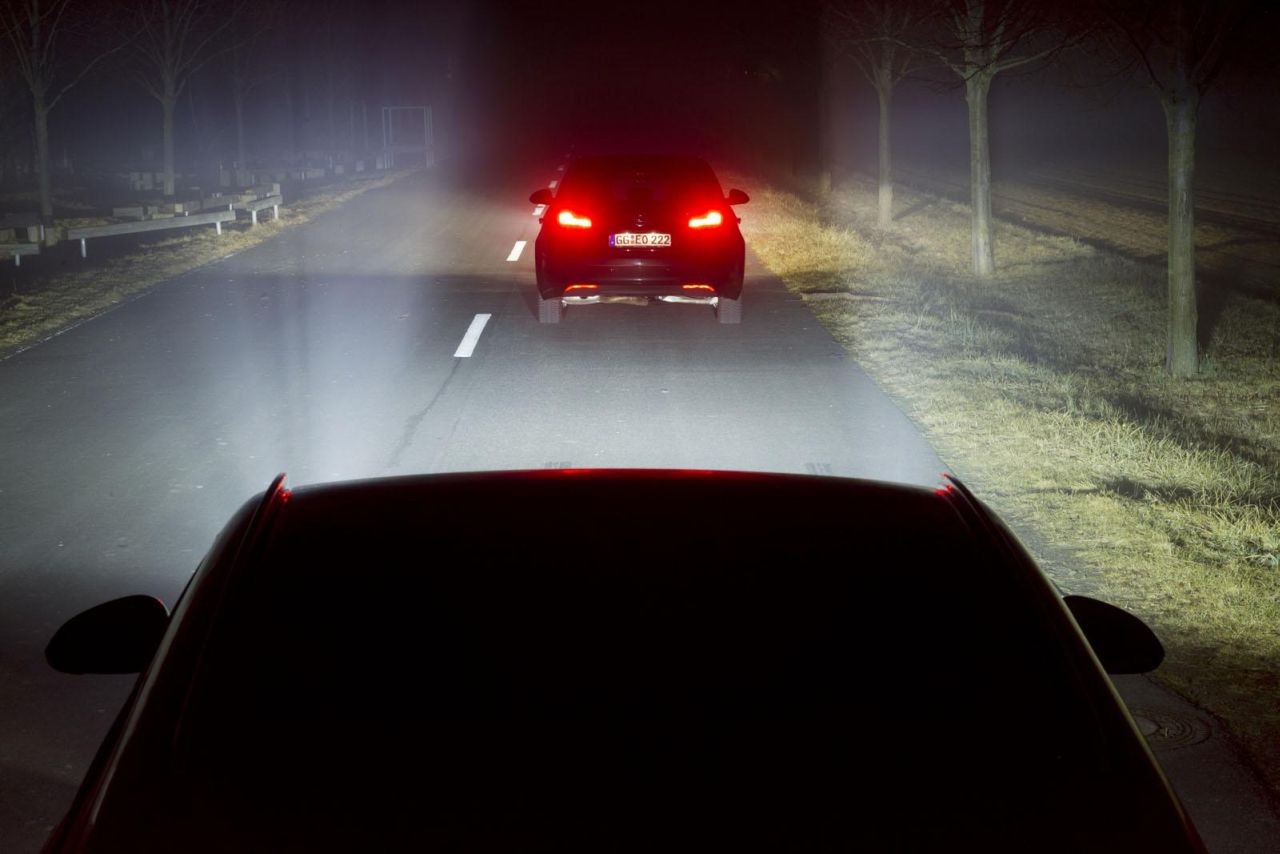 Ночь дорога свет фар. Машина свет фар. Машина ночью на дороге. Свет автомобильных фар. Встречные фара автомобилей.
