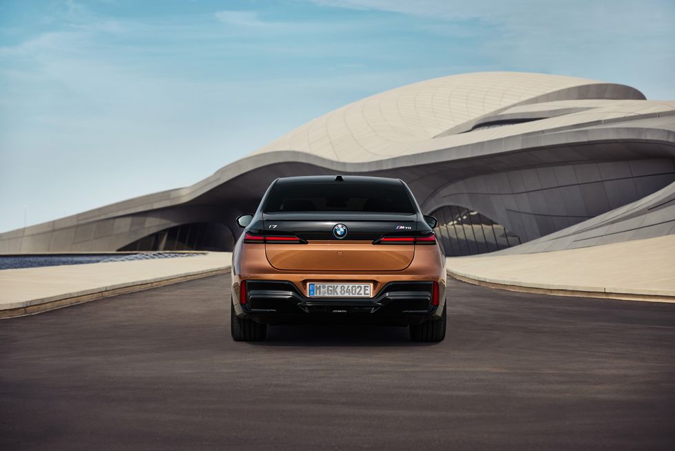 Официально представили BMW i7 в новой версии с 660-сильным агрегатом