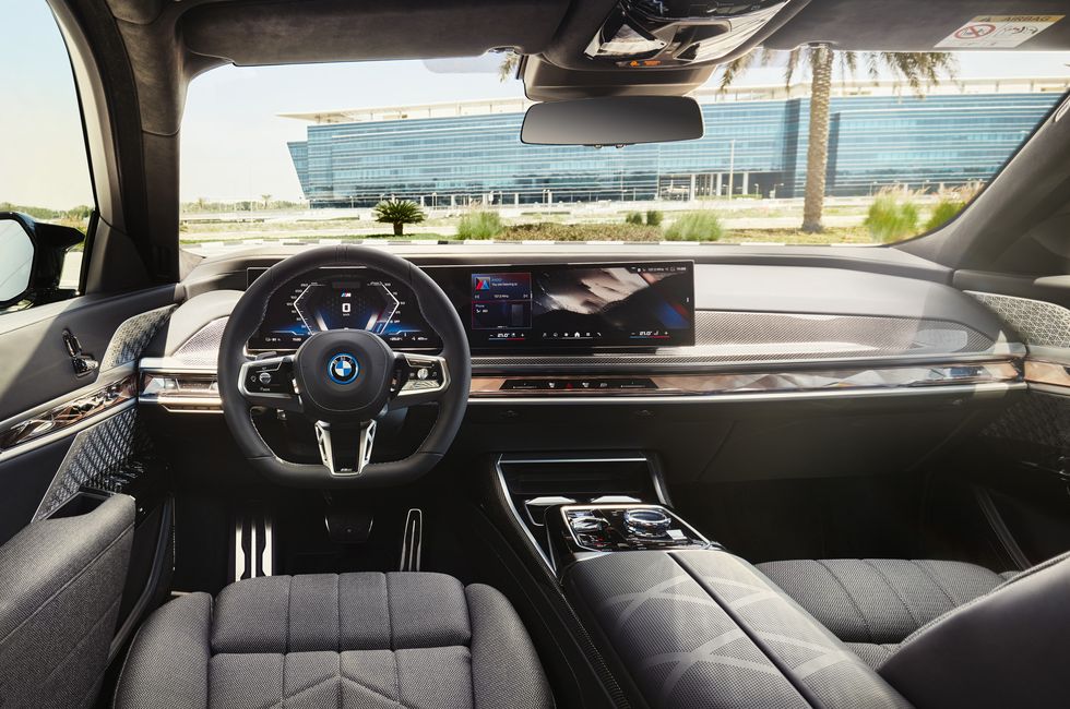 Официально представили BMW i7 в новой версии с 660-сильным агрегатом