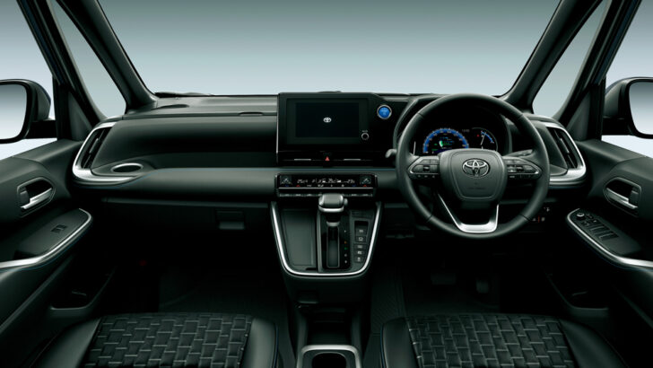 В России запустили продажи новых семиместных минивэнов Toyota Voxy по цене от 2,2 млн рублей