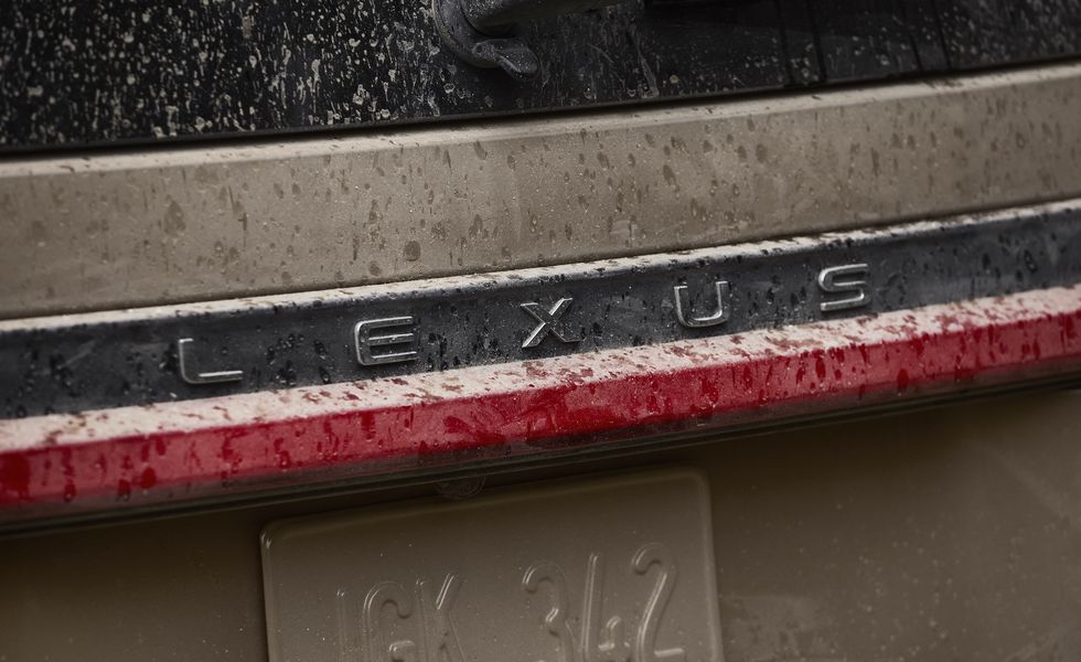 Lexus опубликовал тизеры нового Lexus GX и объявил о его дебюте 8 июня