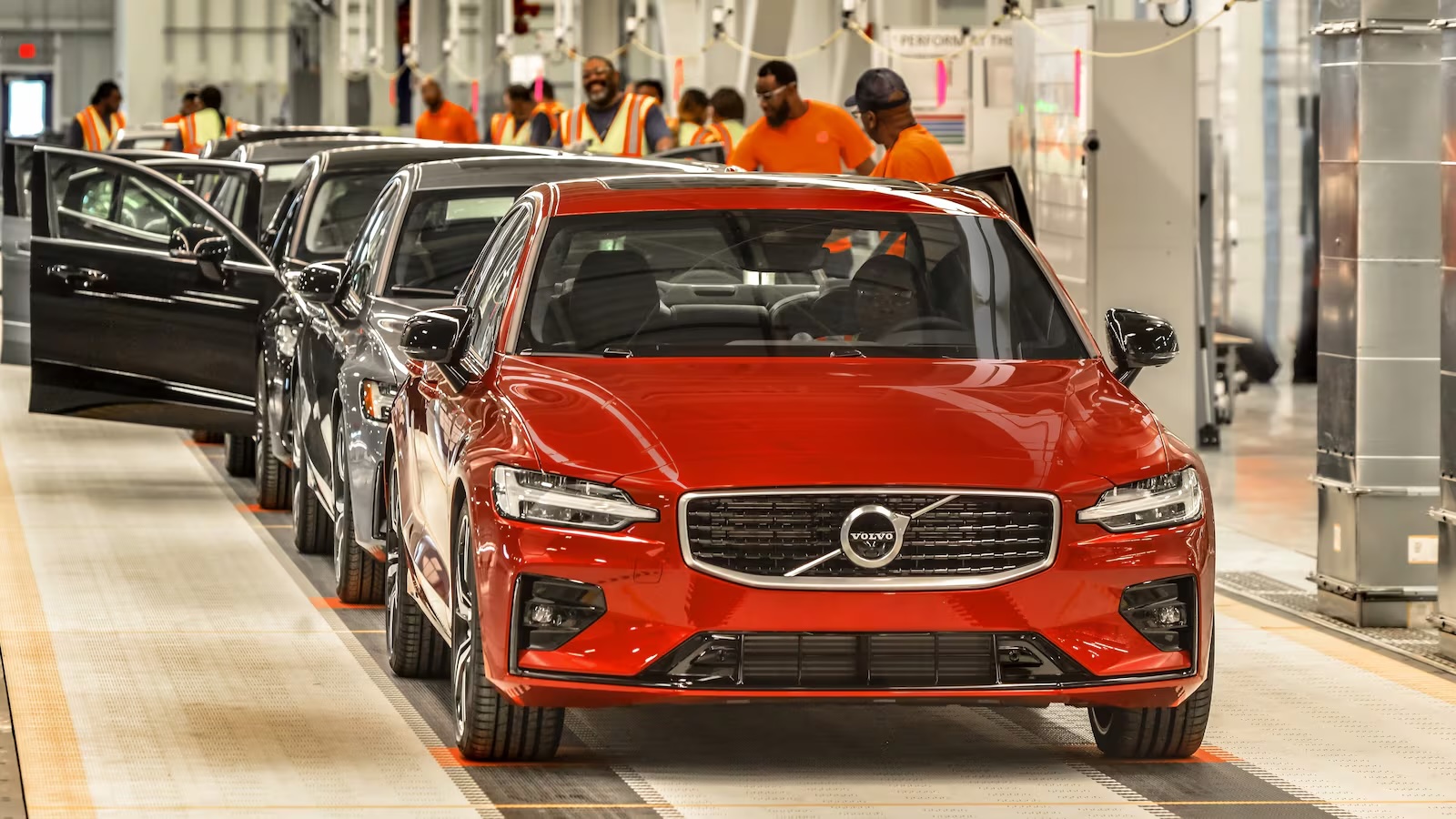Volvo прогнозирует сложности в 2025 году, но готовится к тарифам Трампа