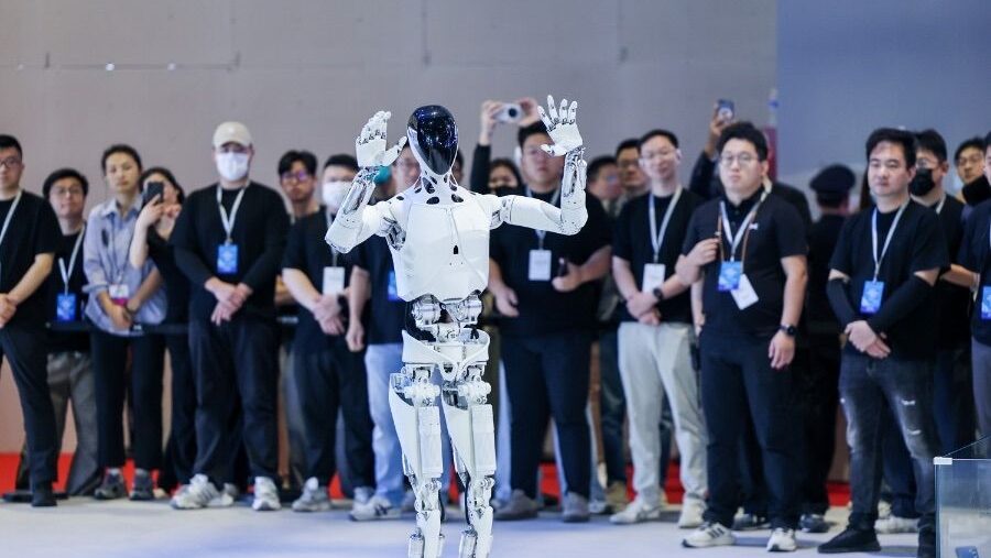Xpeng представила человекоподобного робота Iron для сборки электромобилей