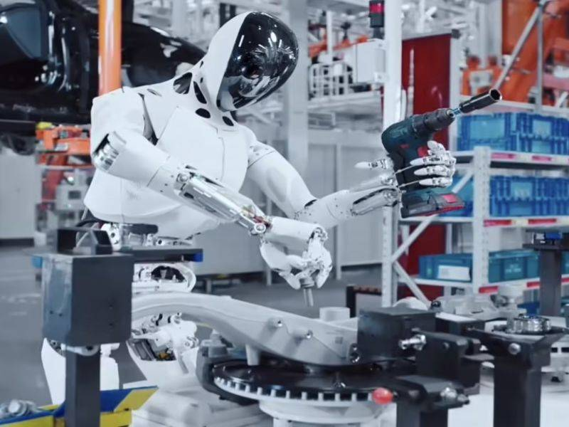 Xpeng представила человекоподобного робота Iron для сборки электромобилей