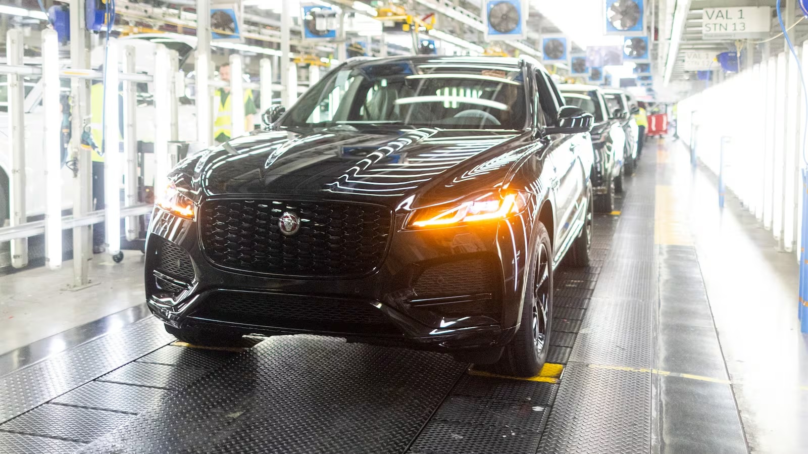 Jaguar Land Rover возобновляет поставки в США после приостановки из-за пошлин