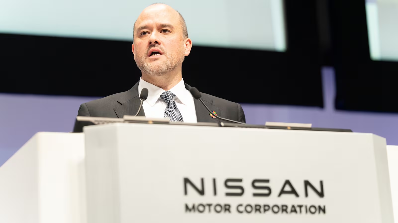 Глава Nissan закрепил контроль на «бурном» годовом собрании после ухода Renault