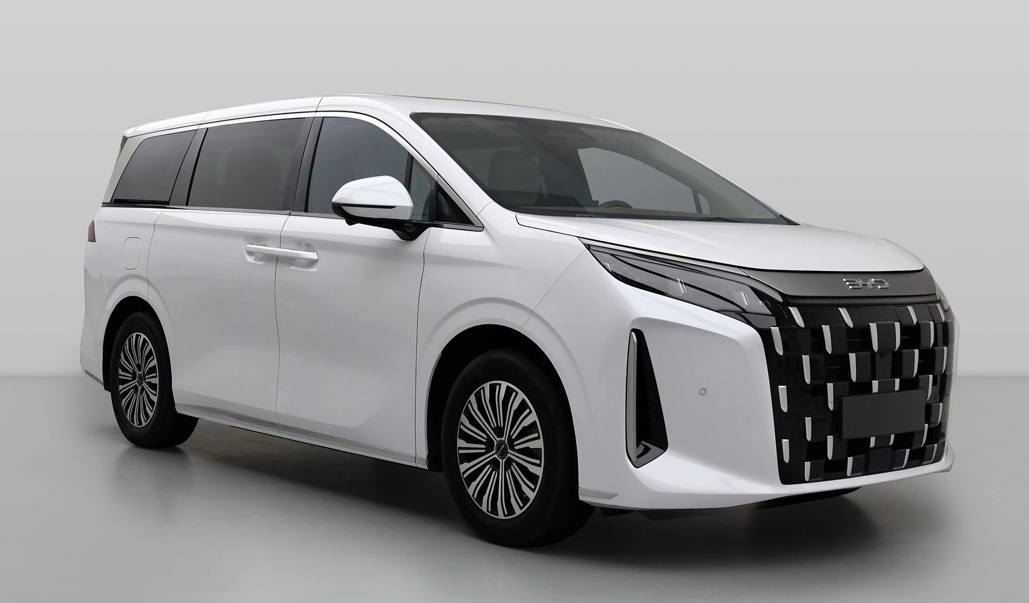 Плагин-гибрид BYD M9 представили перед запуском в Мексике