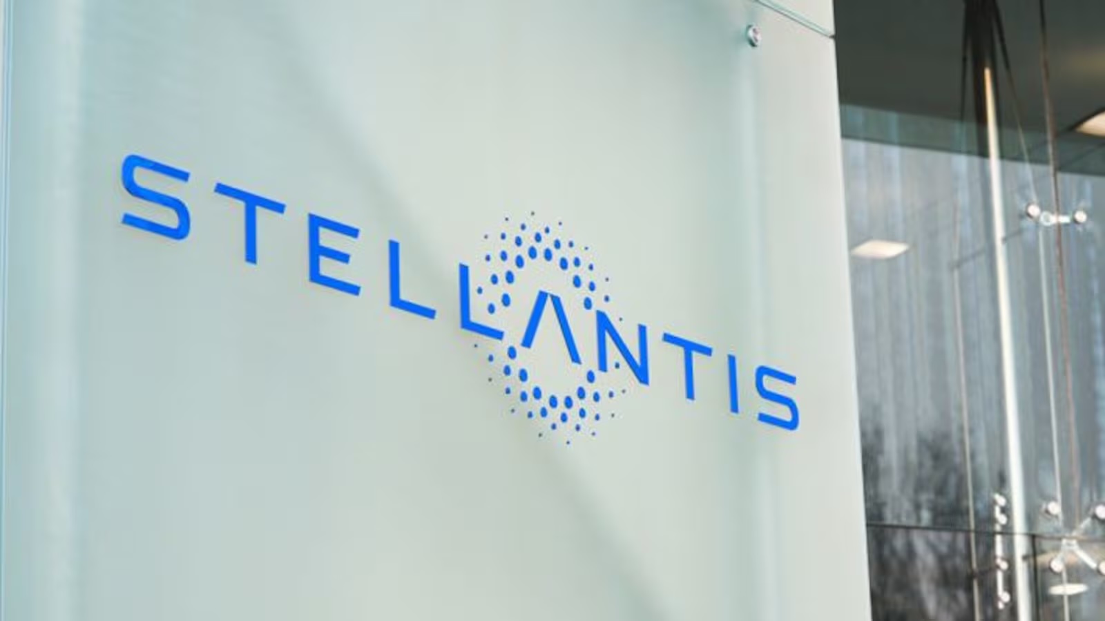 Stellantis прогнозирует убыток €2,3 млрд в первом полугодии из-за тарифов и реструктуризации