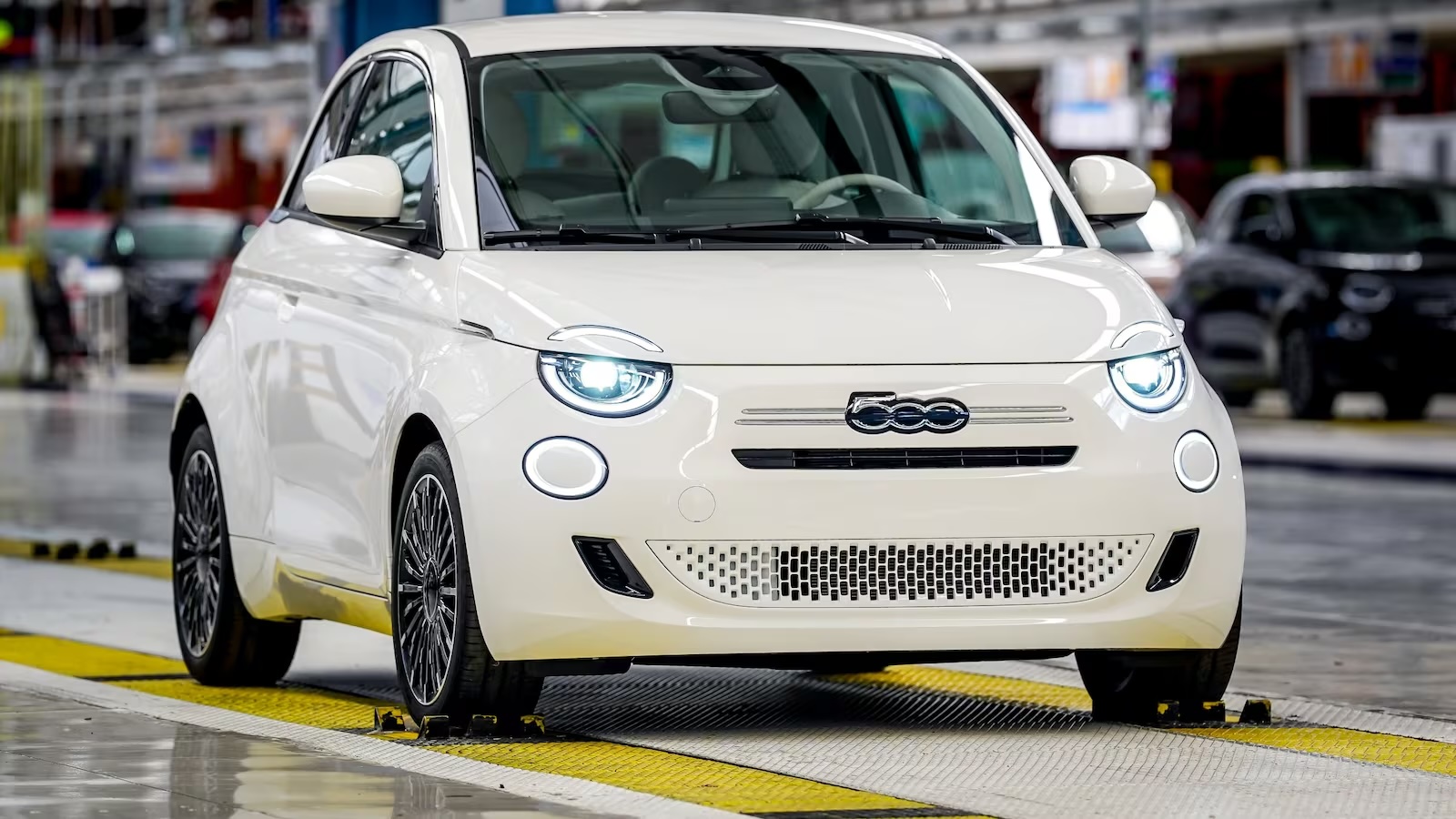 Fiat представила гибридную версию 500e за €17 000