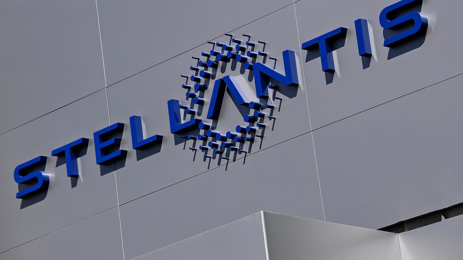 Stellantis прогнозирует убытки от тарифов США в €1,2 млрд во второй половине года