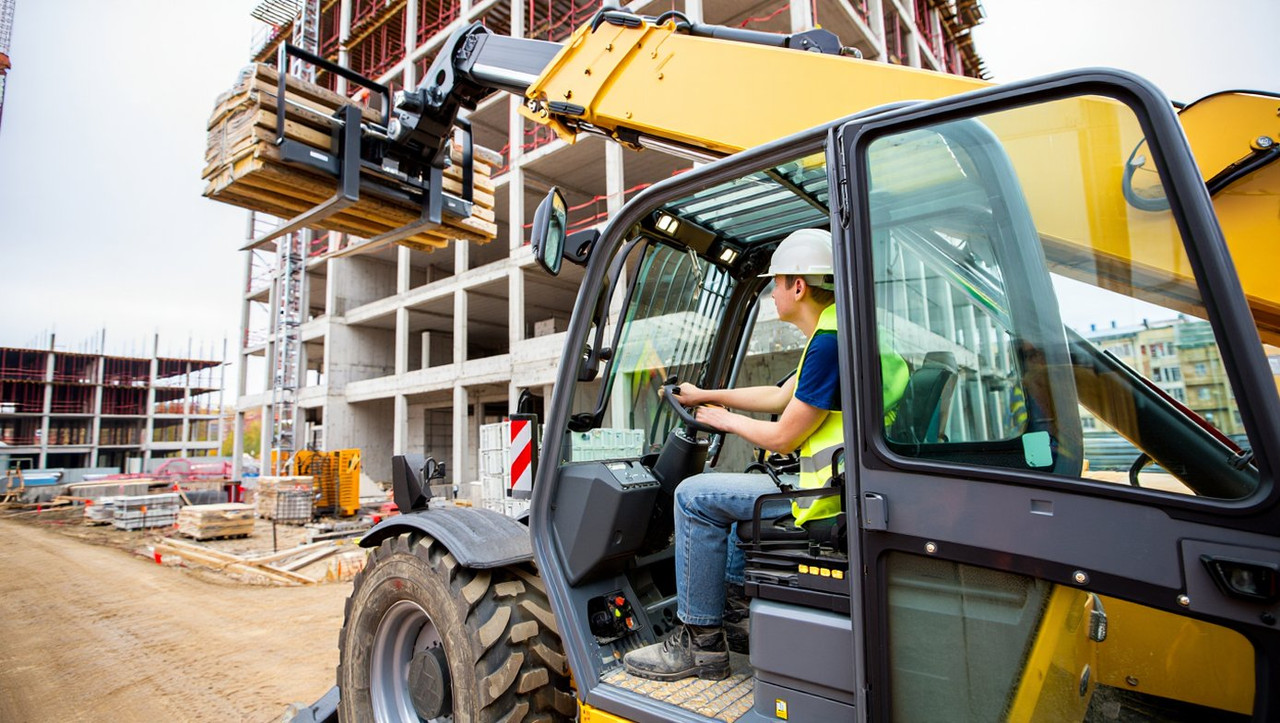 Почему телескопические погрузчики становятся популярнее автокранов на стройках