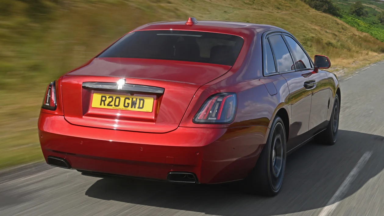 Новый Rolls-Royce Ghost Black Badge 2025: роскошь с некоторыми компромиссами