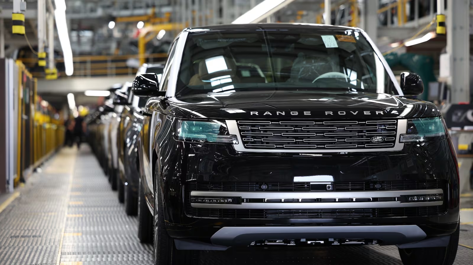 Jaguar Land Rover приостановил производство из-за кибератаки