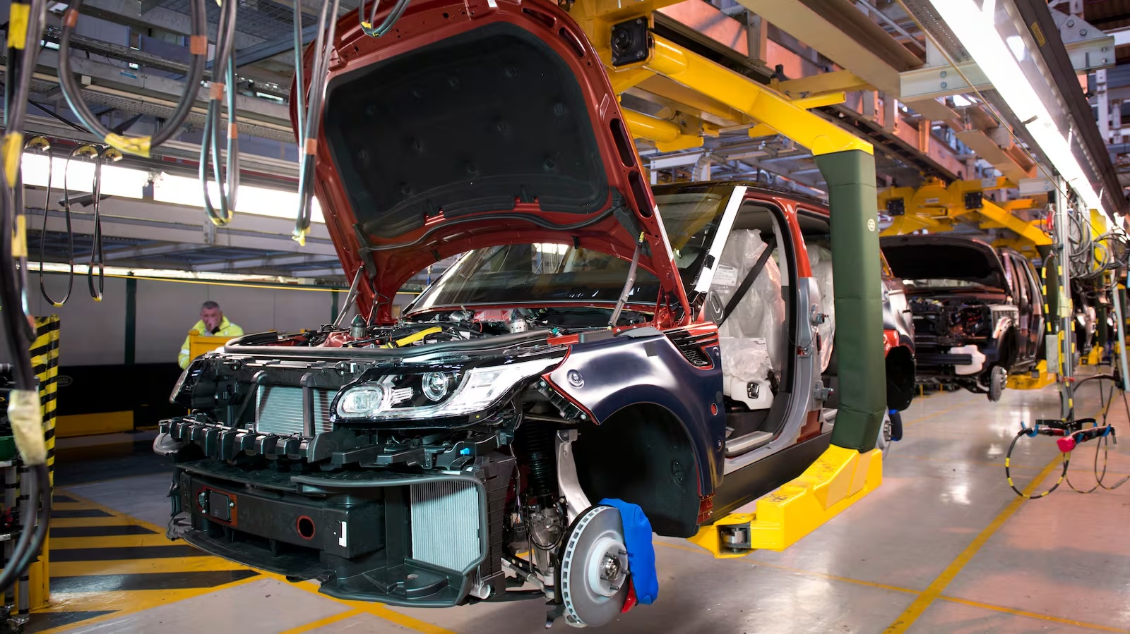 Jaguar Land Rover продлевает простои заводов после кибератаки