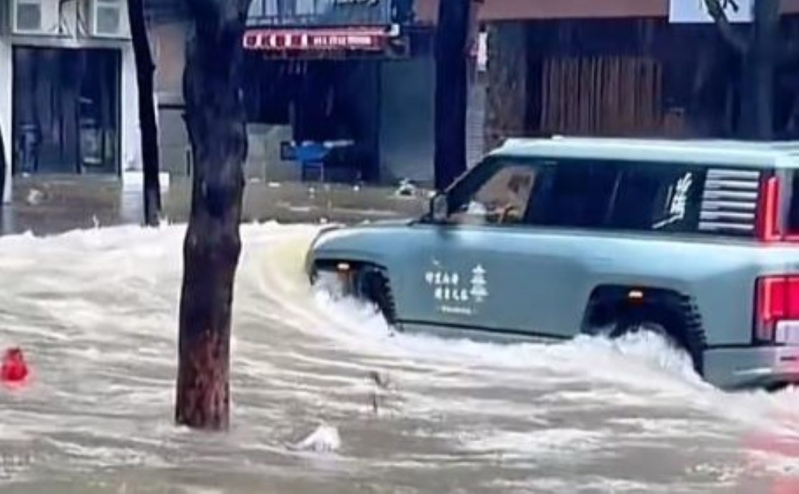 BYD Yangwang U8 привлек внимание во время наводнений от тайфуна Рагаса в Китае