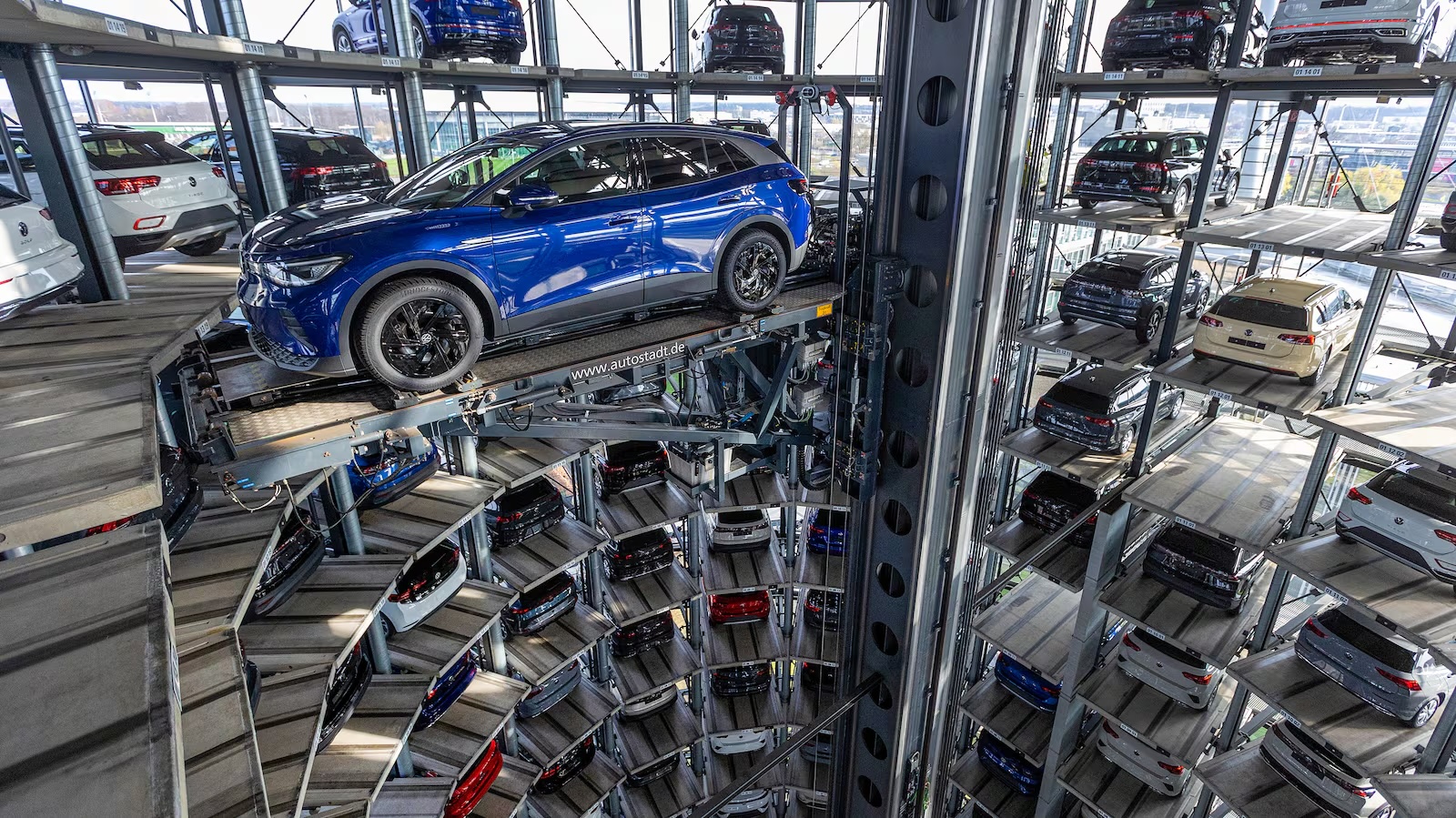 Volkswagen сталкивается с трудностями при переходе на электромобили и конкуренции с Китаем