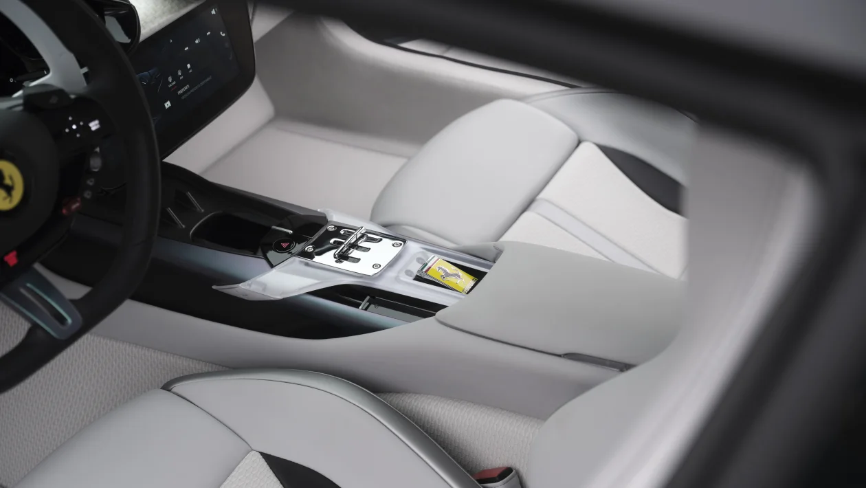 Ferrari представила уникальный 12Cilindri с неоном, K-pop и конским волосом