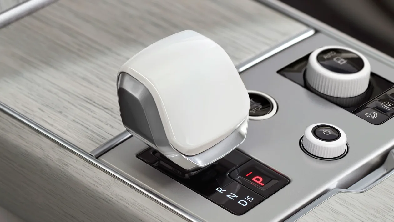 Range Rover представил SV Ultra — самый роскошный внедорожник марки