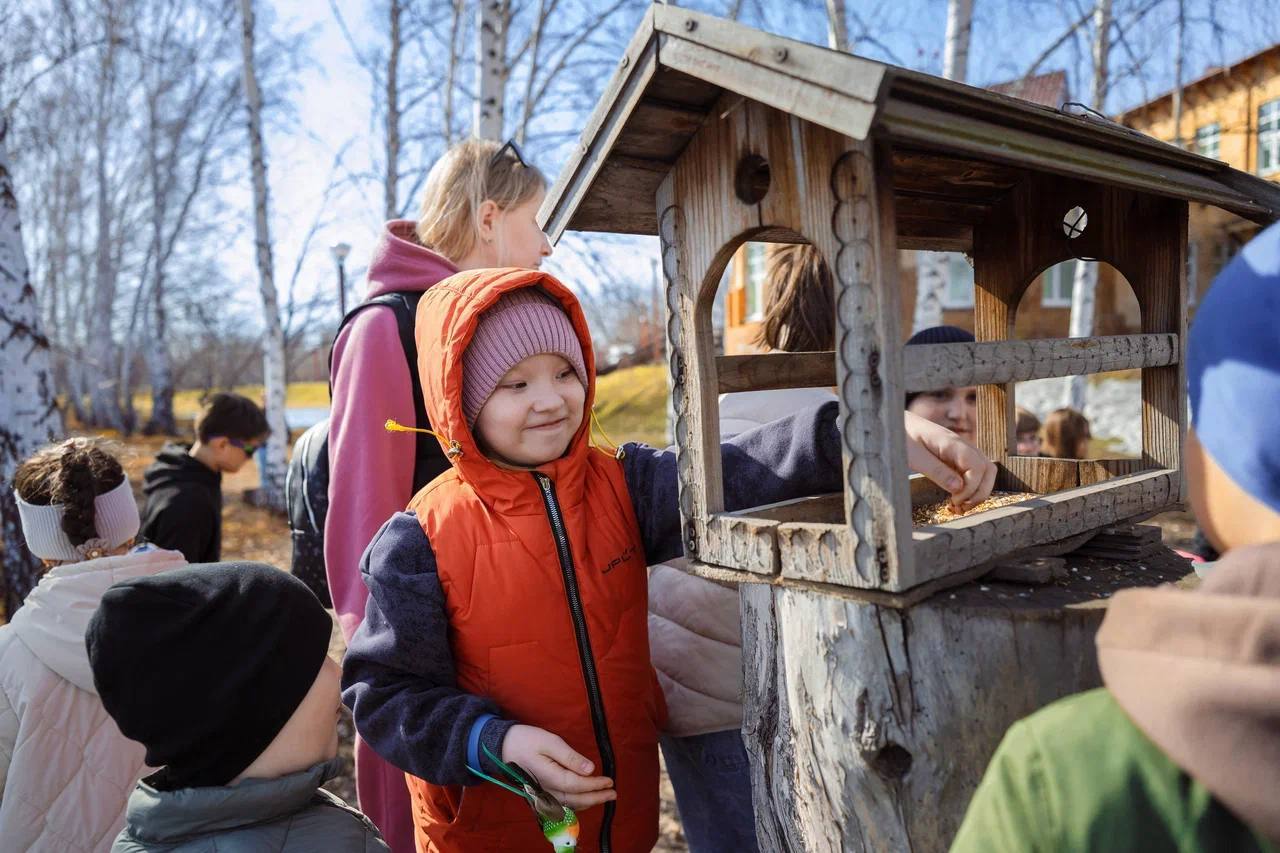 В природном парке волонтеры «Газпромнефть-СМ» вместе с детьми провели акцию в честь Международного дня птиц