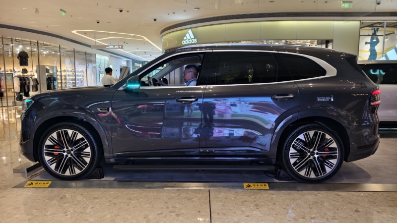Zeekr 8X Ultra Plus представлен как мощный гибридный SUV с выходом в Европу к 2026 году