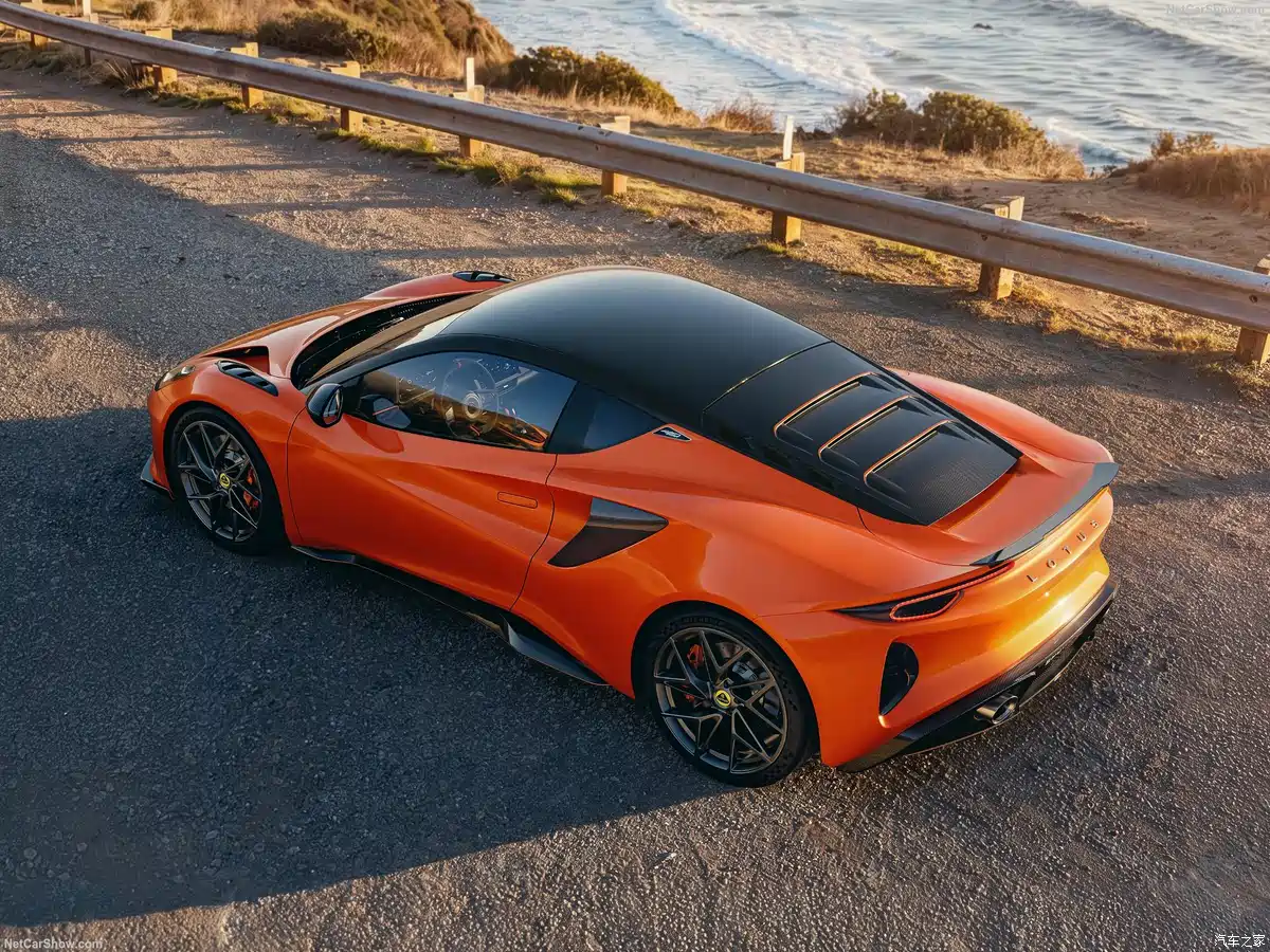 Lotus показал Emira 420 Sport с облегчённой конструкцией