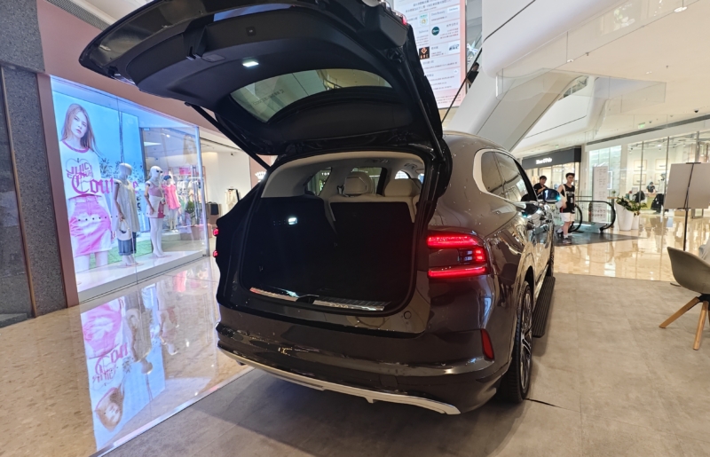 Zeekr 8X Ultra Plus представлен как мощный гибридный SUV с выходом в Европу к 2026 году